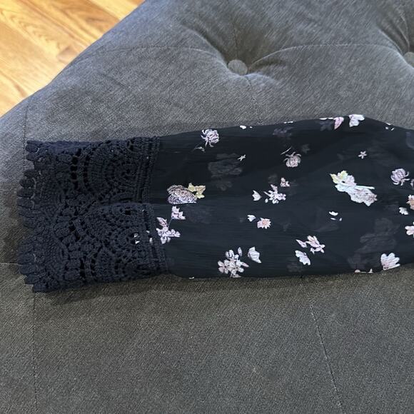 Rewind Floral Lace Trim Kimono size medium - Picture 5 of 5